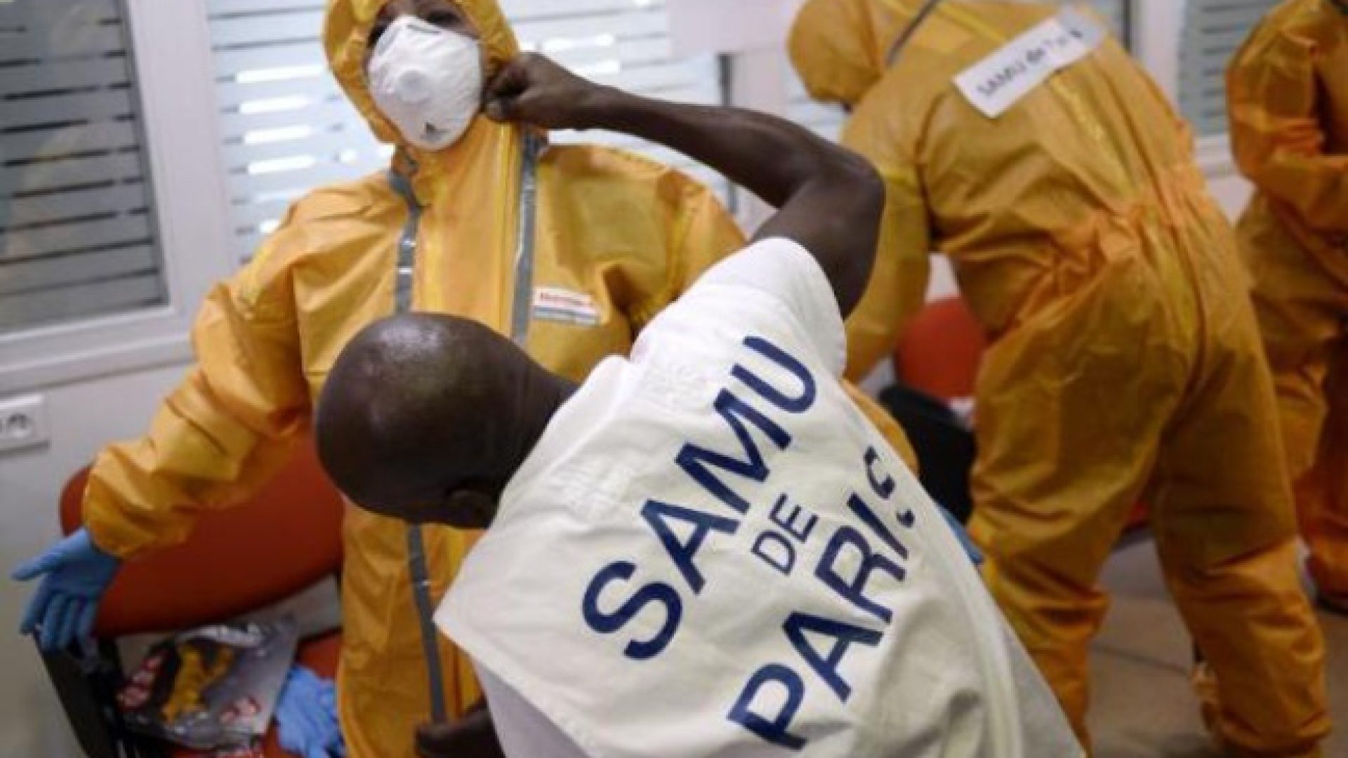 2257-cover-648x415personnel-medical-siege-samu-paris-equipent-tenue-protection-cojntre-virus-ebola