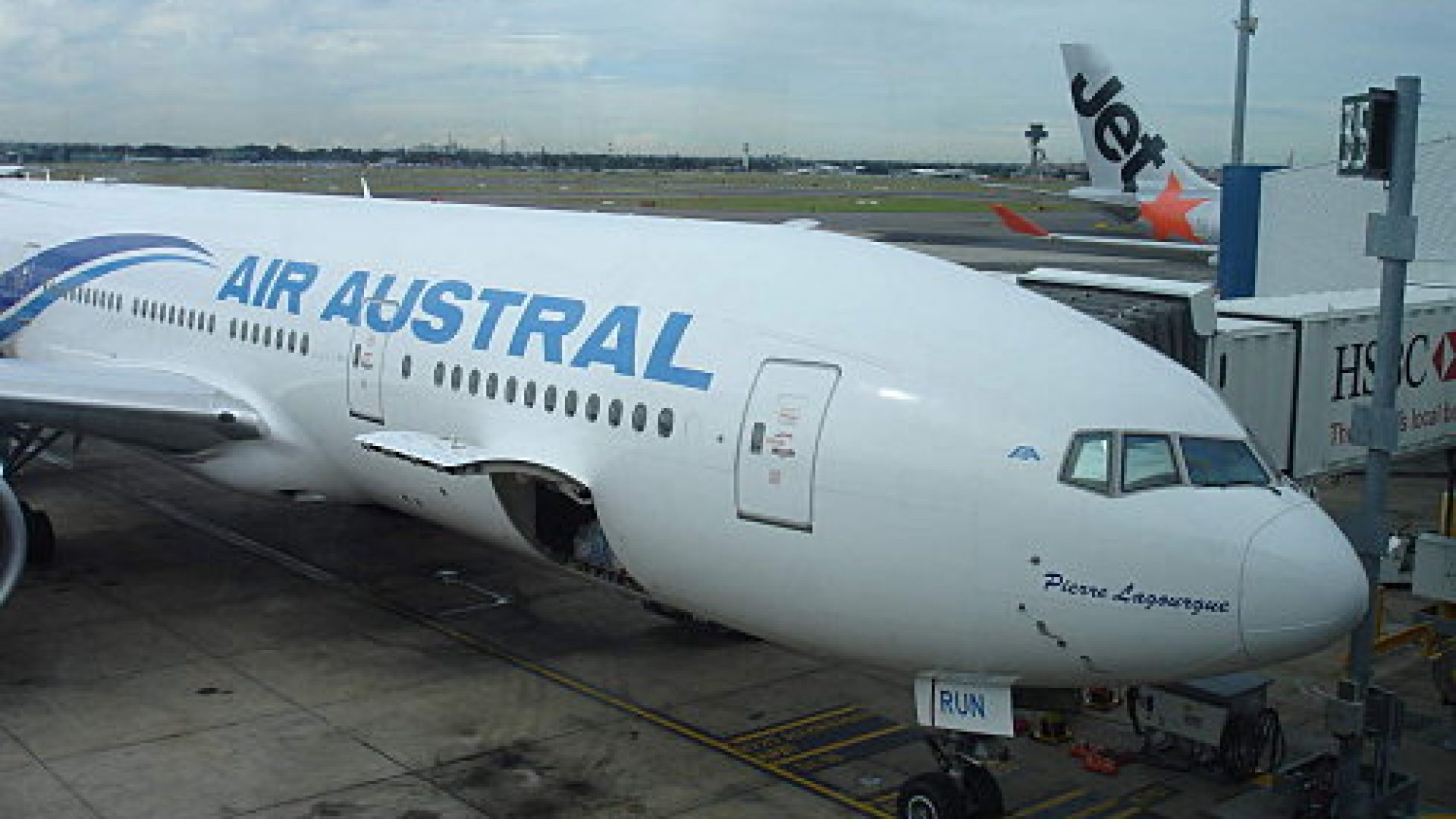 647-cover-777-air-austral